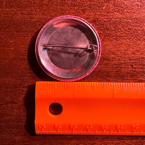 Betty Boop button pin - Picture 3 of 3